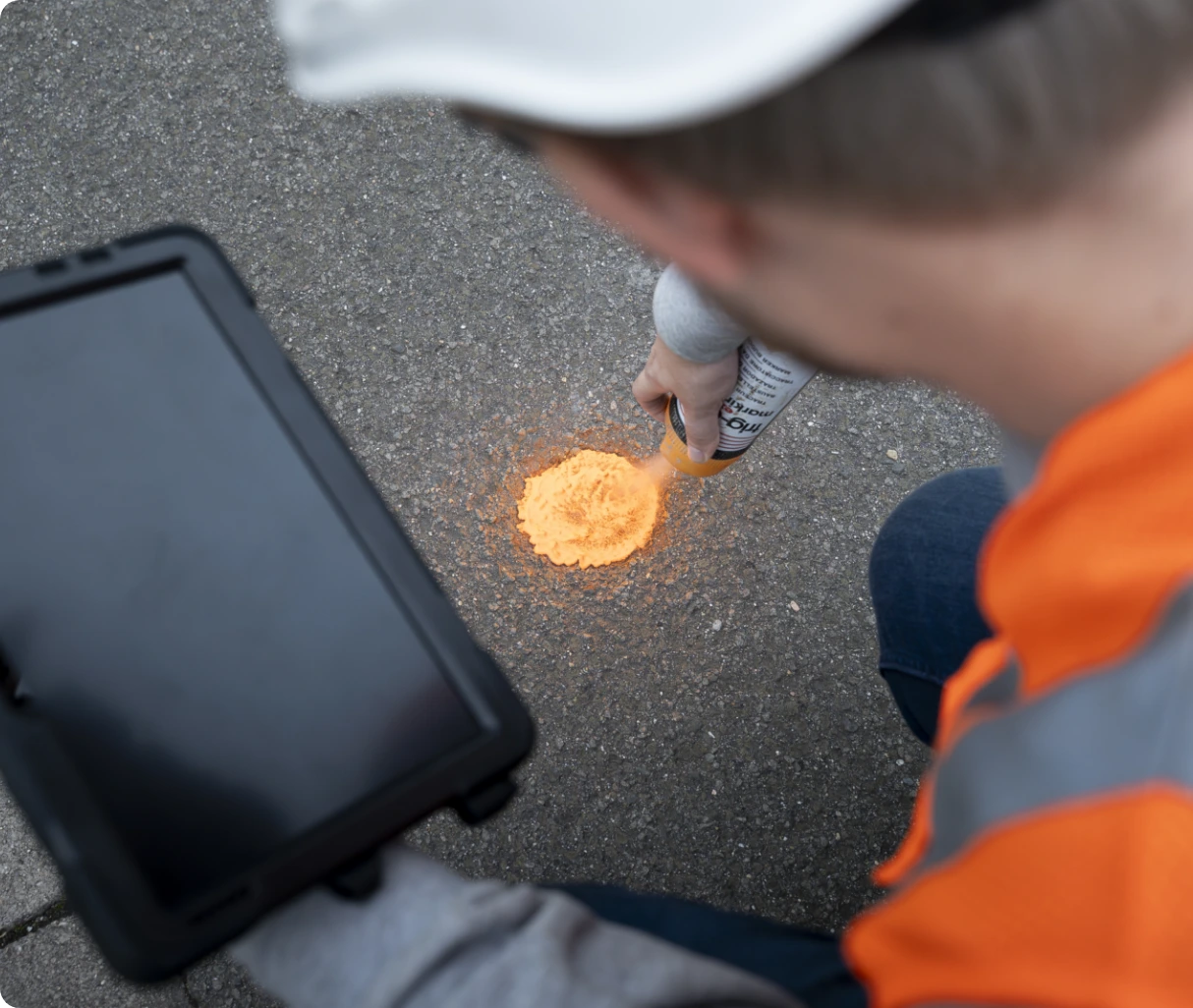 Ein Bauleiter markiert einen Bohrpunkt.