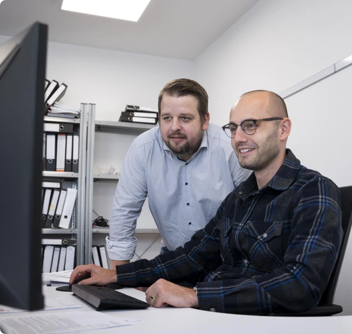 Zwei Geotechniker im Büro.